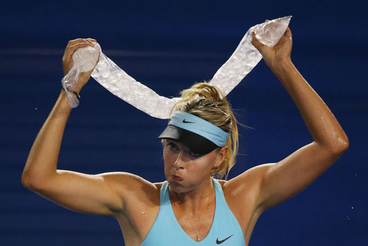 "Puh, ist das heiß hier." Maria Scharapwa gewann trotz brutaler Hitze - jedoch mit viel Mühe (Bild: http://d1.stern.de/bilder/stern_5/sport/2014/KW03/australian_open_hitze/australian_open_hitze_05_maxsize_823_549.jpg)