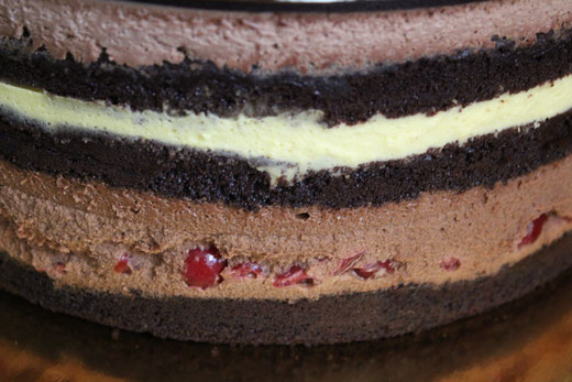 Торт  "Чорний ліс" Шоколадні бісквітні коржі.2 види суфле шоколадне з вишнею та ванільне.