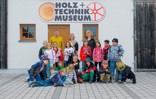 Kinder im Holz-Technik-Museum