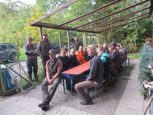 Die Jungjägeranwärter bei der "Richterbesprechung" zu Beginn