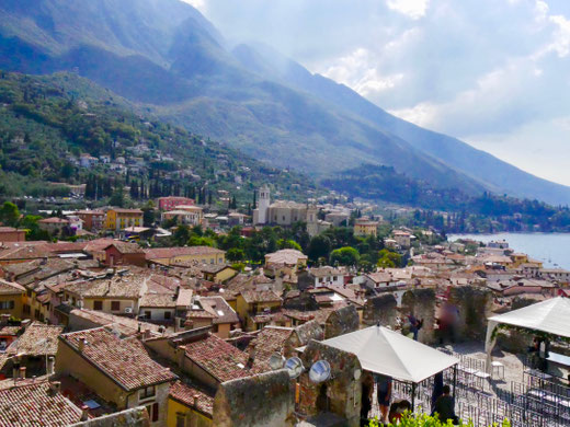 Blick von der Scaliger Burg über die Altstadt von Malcesine und die Barockkirche Santa Stefano und das Monte Baldo Gebirge