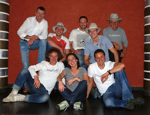 Das Team der Alpinschule Feel the Mountains: hintere Reihe von links: Heinrich, René, Werner, Daniel, Roman. Vorne von links: Toni, Astrid, Gerd.