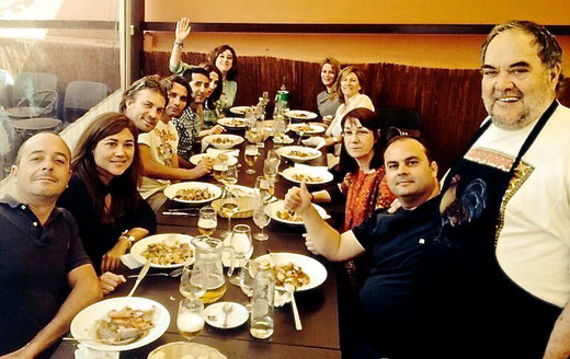 El cocinero Josep Lluís Polop junto a unos clientes agradecidos por su llandeta