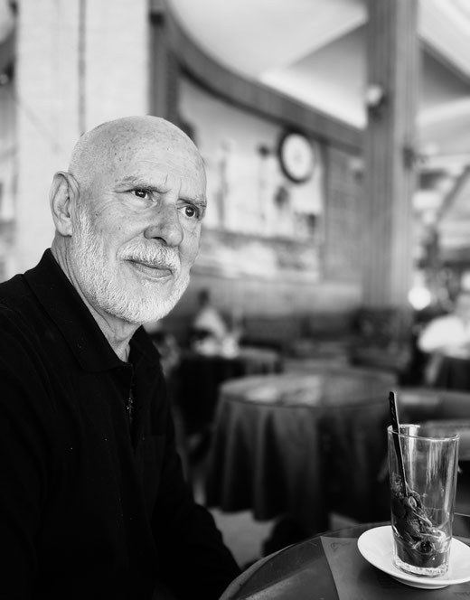 © Jose Ramón Alarcón. El escritor Javier Valenzuela en el Gran Café de París en Tánger. 