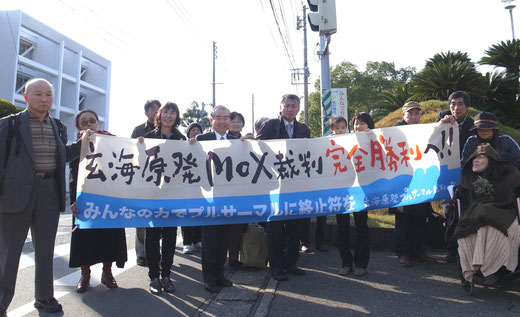 2012年11月30日公判前のアピール 中央が冠木克彦弁護士