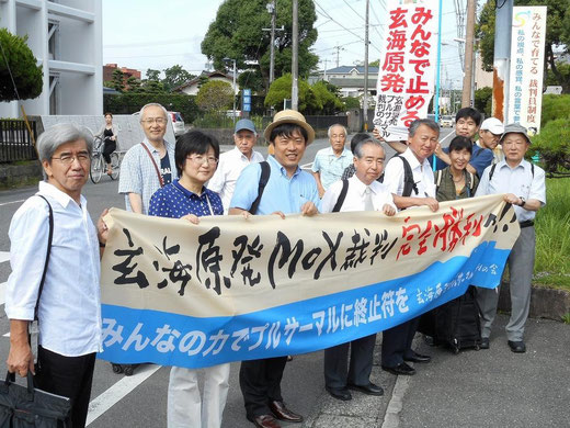 ７月18日　佐賀地裁に入廷する弁護団・原告団一同