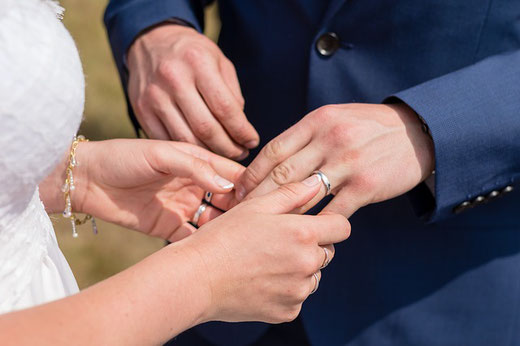 La fidélité est une qualité très importante aux yeux de Dieu et les relations sexuelles doivent être réservées au conjoint uniquement. Le mariage est une union sacrée. L'adultère est condamné par Dieu.