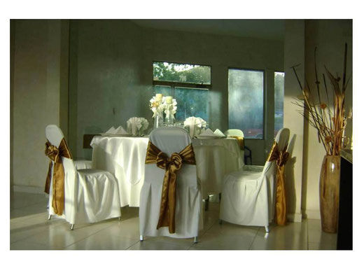 Sillas con Capelos blancos y bandas de color en Monterrey, Nuevo Leon, Mexico, Lylasrosas.