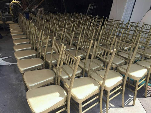 Venta de Sillas Tiffany de hierro retorcido, con asiento fijo, acojinado, tapizadas en vinil de color dorado.