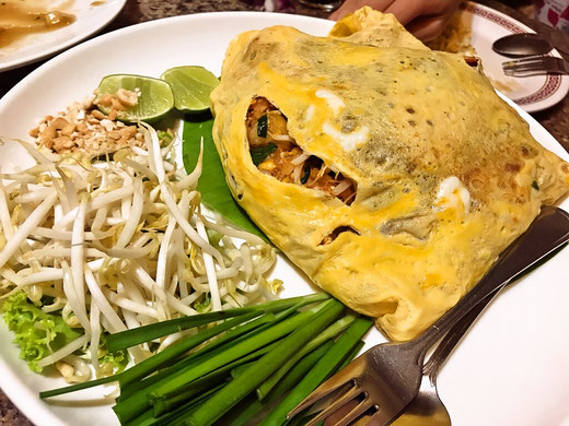 卵で巻かれたパッタイ タイ料理