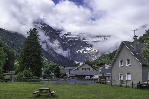 Bild: Wiese mit Picknickplatz vor dem Cirque de Gavarnie, Hautes-Pyrénées