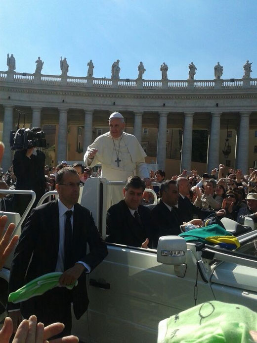 Il foulard verde del Comitato pro-Oratorio Consegnato nelle mani della Bodyguard del Papa