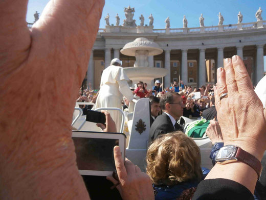 Il foulard verde del Comitato pro-Oratorio sulla Papa mobile