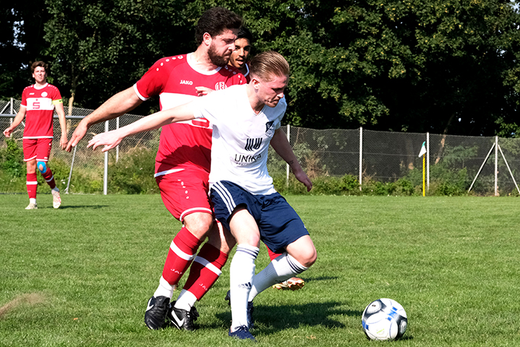 Jan Kaufmann (rechts) wechselt ins rot-weiße Trikot des SC Rinteln und ist seit dem 1. Januar für alle Pflichtspiele des Bezirksligisten spielberechtigt.