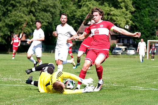 Julian Bedey (rechts) gleicht zum 2:2 für den SC Rinteln aus.