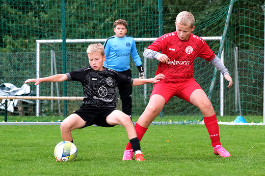 Süd-Weser-Torjäger Artur Gordasch (links) ist für die SCR-Defensive um Oskar Nillesen zu flink.