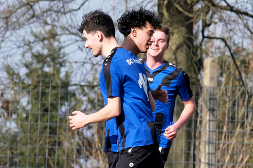 Der SC Rinteln II bejubelt einen 2:0-Erfolg beim SV 45 Krainhagen-Röhrkasten. Arizon Berisha (links) gratuliert Torschütze Parwitz Nabizada.