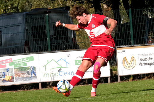Julian Bedey bringt den SC Rinteln mit 1:0 in Führung. Nach der Pause kommt der SCR beim SV Gehrden unter die Räder und verliert mit 2:5.