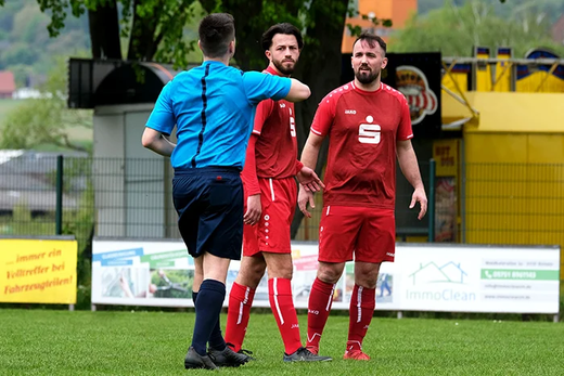 Schiedsrichter Fabio Errico zeigt Kastriot Hasani (rechts) die Gelb-Rote Karte.