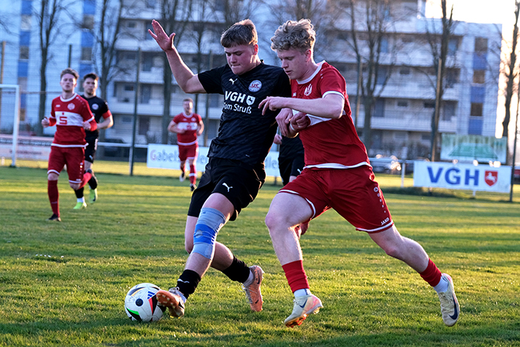 Der Rintelner Luca Lohmeier (rechts) bleibt am starken Rintelner im Trikot des 1. FC Germania Egestorf-Langreder II Ben Dubiel hängen.