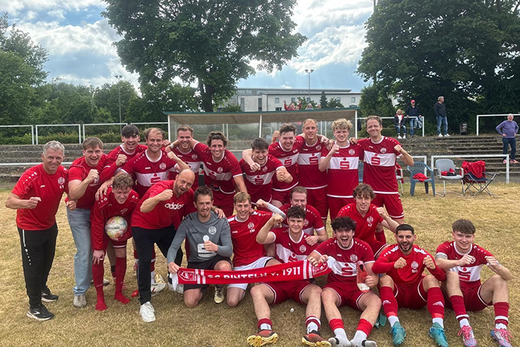Der SC Rinteln bejubelt den Klassenerhalt in der Bezirksliga.