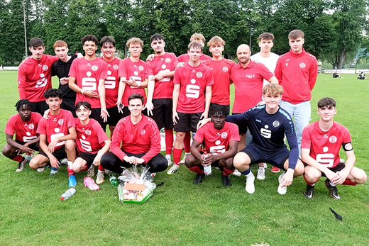 SCR-Jugendleiter André Lohmeier (3. Von rechts) verabschiedet das Trainerduo Felix Fischer und Alexander Rachow (nicht im Bild).