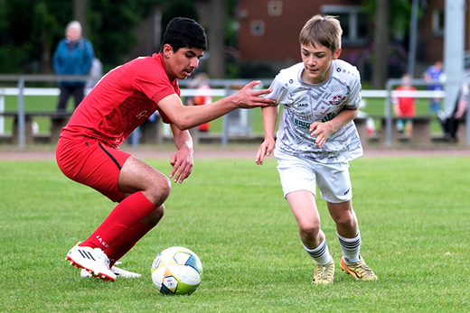 Nicht zu stoppen: Anton Herzig (rechts) versetzt Siyar Dag und schießt die SG Blau-Rot-Weiß mit einem Viererpack zum 5:1-Derbyerfolg gegen den SC Rinteln.