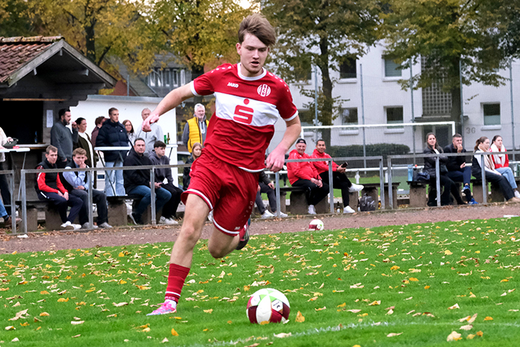 Der fleißige Marel Gebauer verpasst bereits in der 2. Minute den Führungstreffer für den SC Rinteln. Der Tabellenvorletzte zeigt eine starke Partie, verliert aber in Leveste mit 2:4.