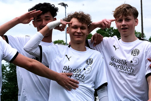 Parwitz Nabizada (von links), Lennox Weishaupt und Keke Utikal bejubeln das 1:0 der Rintelner A-Junioren.