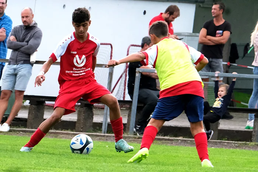 Rubar Özkan (links) erzielt das schönste Tor des Tages beim 5:0-Erfolg des SC Rinteln beim Tabellenletzten.