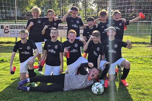Die D-2-Junioren der JSG Süd-Weser bejubeln den Turniersieg beim 3. Marktkauf-Cup des SC Rinteln.