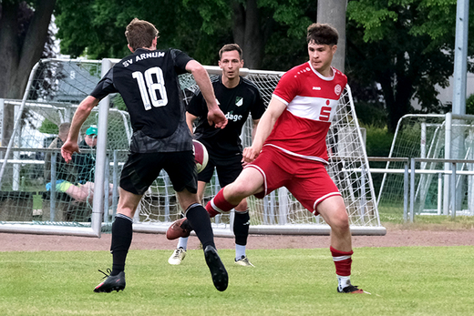 Der SC Rinteln mit Richard Stumpf (rechts) zeigt eine leidenschaftliche Vorstellung und erkämpft sich gegen den Tabellendritten SV Arnum ein 2:2-Unentschieden.