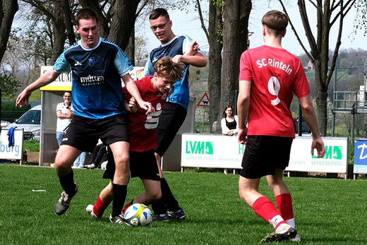 Keke Utikal (Mitte) bleibt in der Defensive der Gäste hängen. Nach einer indiskutablen Leistung verliert der SC Rinteln gegen die JSG Nord mit 2:3.