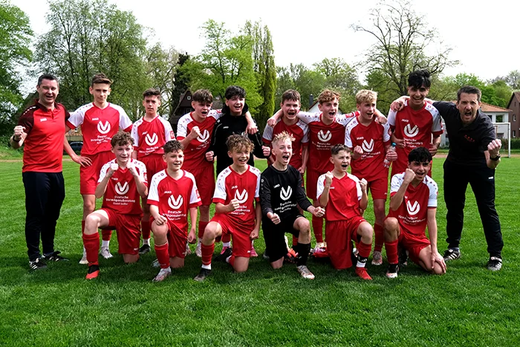 Die C-Junioren des SC Rinteln bejubeln einen ganz wichtigen Dreier auf dem Weg zum Klassenerhalt in der Bezirksliga.