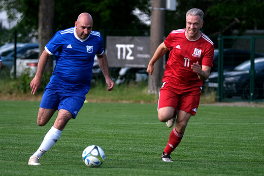 Serdar Akgün (links) hängt Philipp Hüveler ab. Der Extener Torjäger erzielt 12 Tore beim 17:7-Erfolg der Eintracht gegen den SC Rinteln II.
