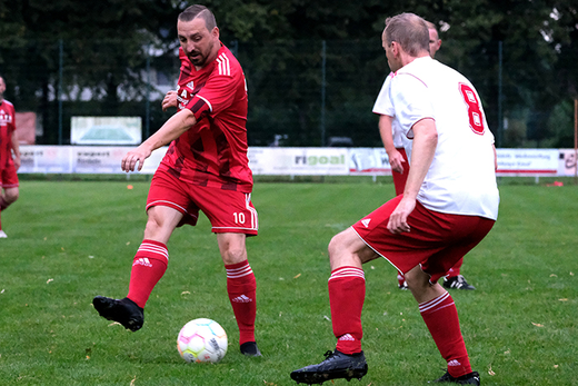 Sven Kieweg (links) schießt den SC Rinteln zum 1:0-Sieg gegen den TSV Steinbergen.
