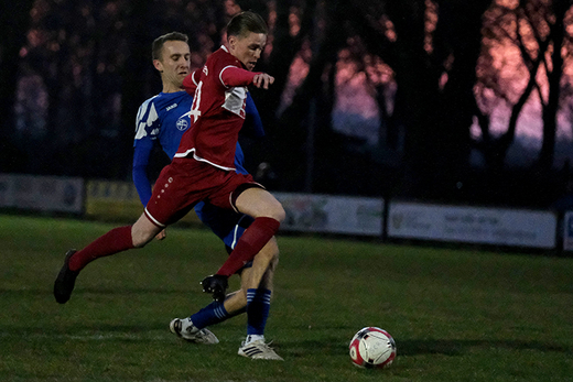 Der auffällige Jan Kaufmann lässt den Rehrener Jan-Philip Pinkenburg stehen und trifft zum 4:0-Pausenstand für den SC Rinteln.