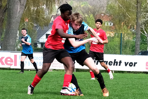 Der SC Rinteln mit Nathan Mlambo (links) ist gegen den Tabellenführer SV 06 Holzminden chancenlos und verliert mit 1:6.