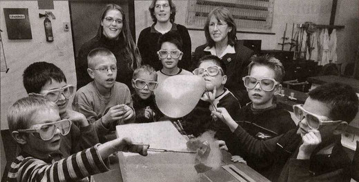 Kinder des Kinderlabors beim Experiment