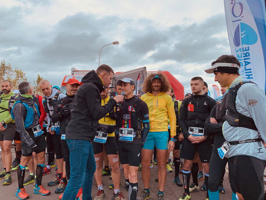 Départ de la 5ème édition du Raidlight Vendée Trail, le favoris Menanteau au micro de SpeakYo et Luca Papi en arrière plan.