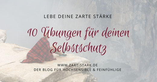 Foto von einer Frau in Decken gehüllt und am Rand einer Klippe