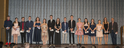 Klassenbesten v. l. n. r.: A. Horn, J. Helmer (9c); A. Jost, S. Kontosoglu (9b), A.- L. Euting, A. Lennhardt, L. Risto (10c), M. Großer (10a), M. Nitzl, Y. Born (9a), C. Schaaf, A. Hoßfeld, T. Schröter (10b), S. Ahorn (10c), G. Lerg (10a), M. Hansche/SL