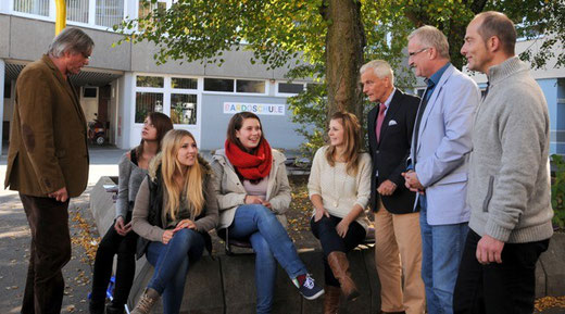 Weiterer Kooperationsstart: Joachim Trost mit den Schülerinnen Jessica Klippenstein, Carolina Pansner, Pia Lipka, Projektleiterin Lina Hübner, Peter Vater, Dr. Wolfgang Dippel und Matthias Hansche (v. links).