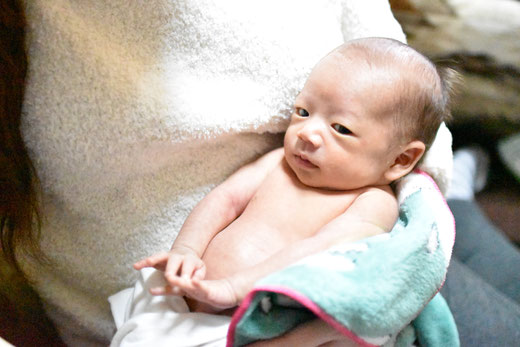 産まれて24日目の新生児　撮影時は裸ん坊になって紙おむつをしましょう。※撮影最中に赤ちゃんは、排便をします。オナラもします。とっても可愛いです。