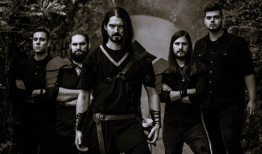 Die fünf Mitglieder der Band auf einem Schwarz-Weiß-Foto in mittelalterlich anmutender Kleidung.