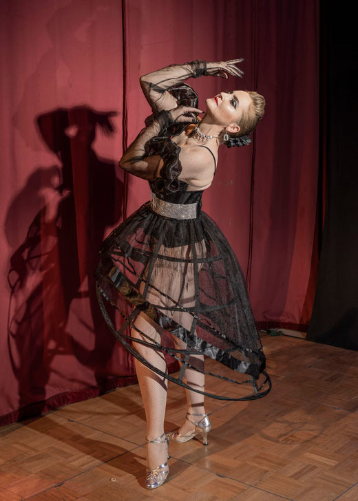Tess Noblesse in einem ihrer Solo-Acts backstage während einer Rising Starlets Burlesque Show 2025. Foto: Horatiu Sava.