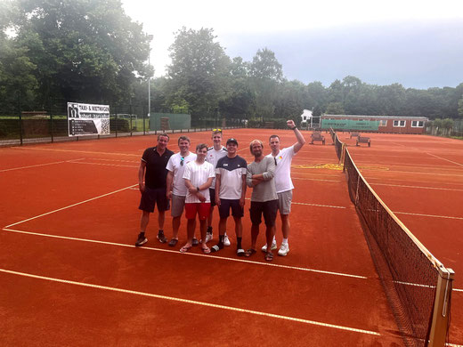 8:1-Sieg der zweiten Herrenmannschaft bei LVB II; von links: Steffen Ullrich, Eric Euchler, Julius Weise, Carlo Noack, Gerrit Neubauer, Jens Barthel, Nino Kaiser. Außerdem sind diese Saison schon im Einsatz gewesen Michael Schimmer, Thomas N., Robby H.