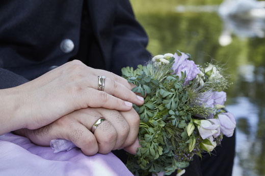 Hochzeitsringe auf Serviette, Ringe im Stroh, Ring