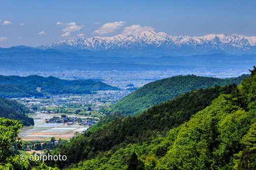 米沢盆地と飯豊山