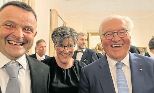 Fernsehdetektiv Wilsberg alias Lennard Lansink drückt auf den Auslöser der Handykamera und hält die Begegnung der Borgentreicher Kinobetreiber mit Bundespräsident Steinmeier im Bild fest.